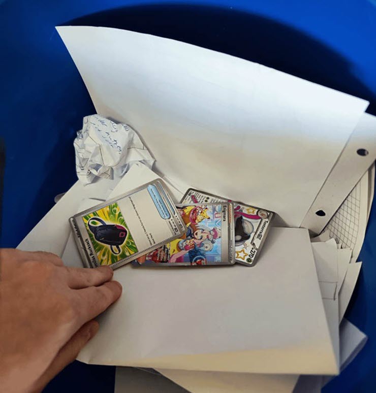Thẻ bài hiếm Iono được tìm thấy trong thùng rác.
