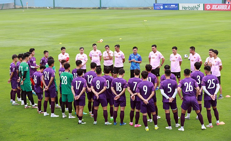 Buổi tập đầu tiên của U23 Việt Nam diễn ra từ 9h sáng ngày 6/4 với sự góp mặt của 26/28 tuyển thủ được gọi tập trung chuẩn bị cho vòng chung kết U23 châu Á 2024. Hai cầu thủ chưa tập trung cùng U23 Việt Nam là Võ Nguyên Hoàng và Nguyễn Thái Sơn.