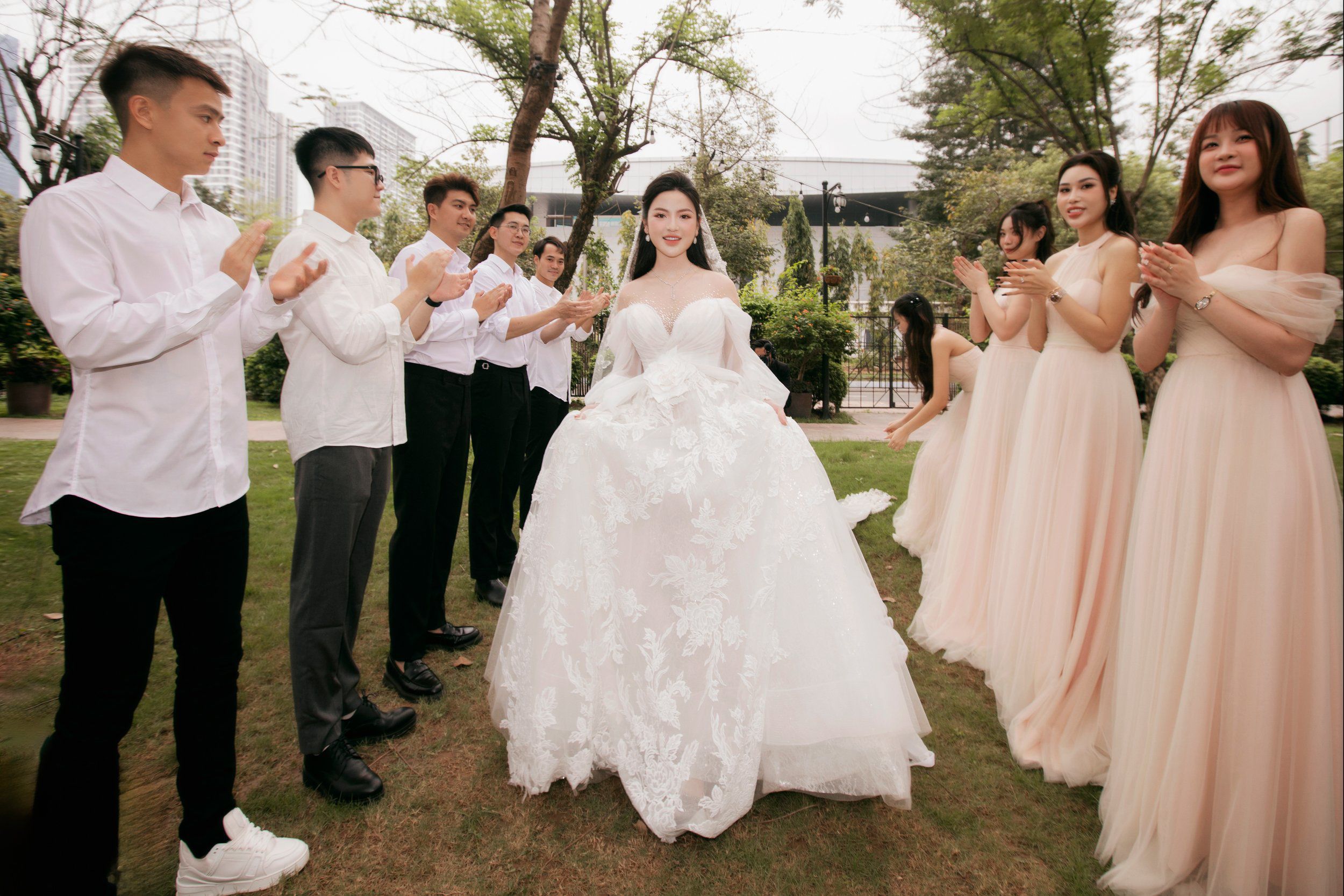 Nàng hot girl Sơn Tây
khoe vẻ đẹp rạng rỡ.