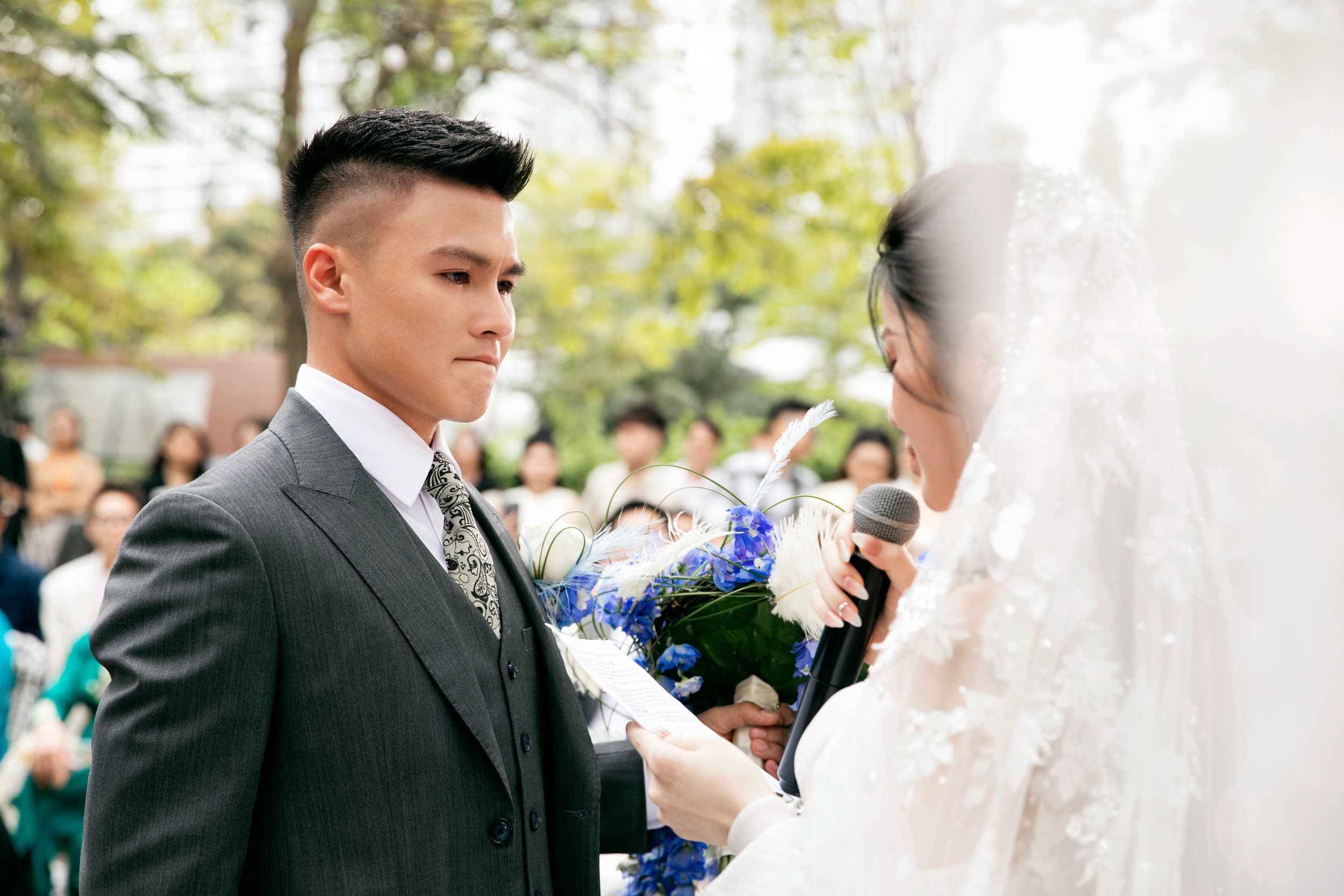 Cô dâu, chú rể xúc động nói lời thề
nguyền.