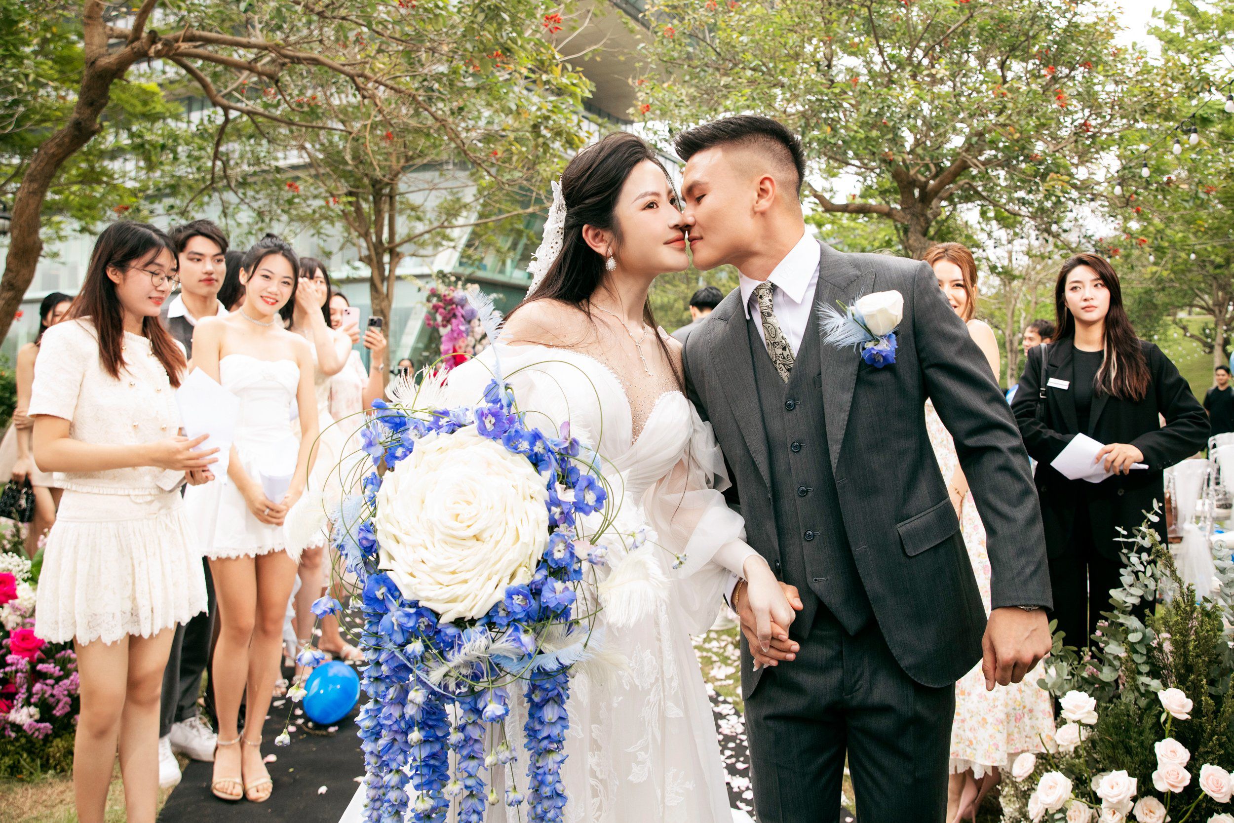 Tiệc cưới ngoài trời
của Quang Hải - Chu Thanh Huyền diễn ra tốt đẹp trong không khí
hạnh phúc, xúc động.