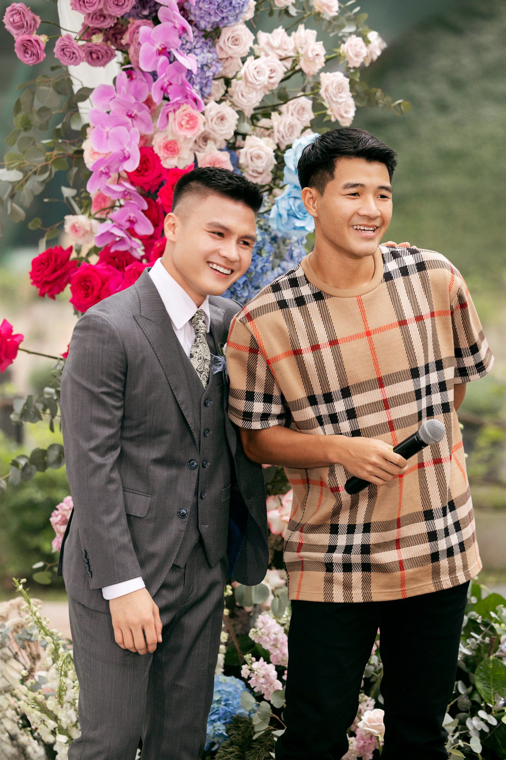 Chiều cùng ngày, tiệc
cưới ngoài trời của Quang Hải diễn ra trong sự quy tụ của một số
người bạn thân thiết. Cầu thủ Hà Đức Chinh cũng có mặt.