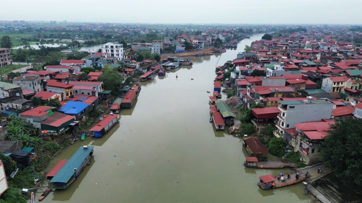 186 hộ dân thôn Nguyệt Đức sống trên thuyền ở hai bên dưới lòng sông Cầu.