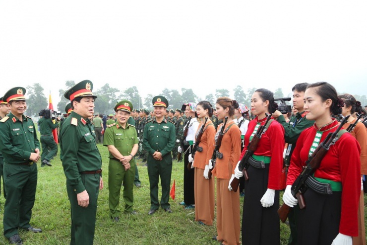 Ủy viên Bộ Chính trị, Chủ nhiệm Tổng cục Chính trị Quân đội Nhân dân Việt Nam, Đại tướng Lương Cường động viên các nữ dân quân tự vệ thuộc Khối nữ dân quân các dân tộc Tây Bắc. Ảnh: V.N