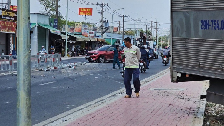 Chiếc xe tải được cho là bị nổ lốp, lao sang phần đường ngược lại tông dải phân cách và một xe ô tô năm chỗ. Ảnh: HT