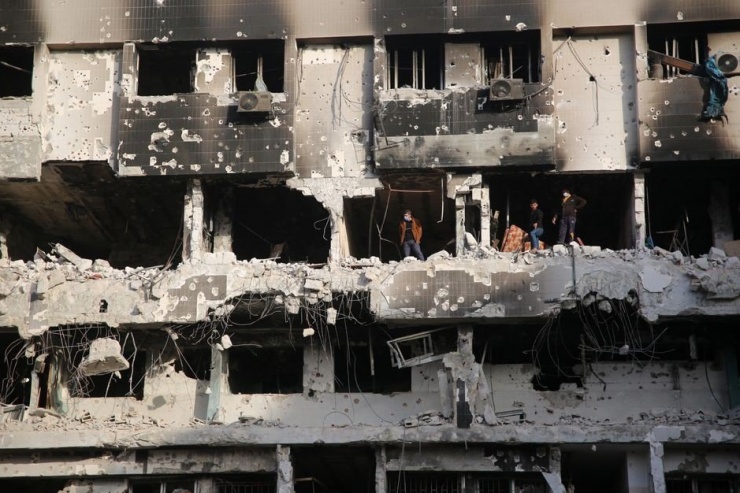 Người dân xem xét thiệt hại tại bệnh viện Al-Shifa, sau 2 tuần các cuộc giao tranh diễn ra trong và xung quanh bệnh viện. Ảnh: AFP