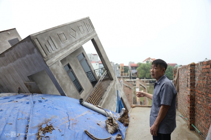 Ông Nguyễn Văn Bồng, 62 tuổi, thẫn thờ bên ngôi nhà hai tầng xây được ba năm của gia đình. "Cả sản nghiệp coi như mất trắng, hiện tại nhà tôi được chính quyền hỗ trợ nơi ở nhưng sau này không biết sẽ sống ở đâu", ông Bồng nói.