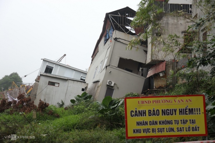 Phường Vạn An xác định khu vực nguy hiểm trực tiếp đến tính mạng người dân trong phạm vi 25 m, tính từ vị trí ngôi nhà đã bị đổ sập xuống sông hôm 14/3.