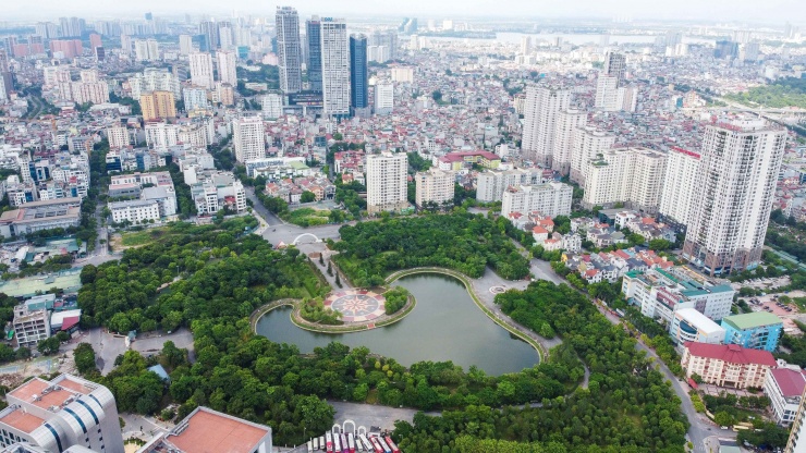 Sở Xây dựng Hà Nội vừa báo cáo việc thực hiện kế hoạch của UBND TP Hà Nội về việc cải tạo, nâng cấp công viên, vườn hoa giai đoạn 2021-2025. Theo đó, cấp thành phố đầu tư cải tạo 4 công viên (Bách Thảo, Thủ Lệ, Thống Nhất, Hòa Bình); cấp quận cải tạo 41 công viên, vườn hoa bằng nguồn vốn ngân sách quận