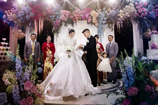 Vợ Quang Hải diện váy cưới 400 triệu đồng, mất hơn 600 giờ để hoàn thiện - 4