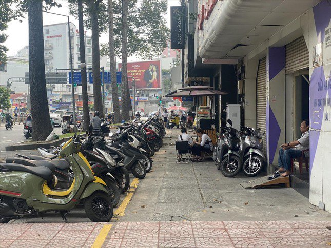 Vỉa hè đường Trần Hưng Đạo (quận 1) được kẻ vạch cho người dân để xe máy tự quản. Ảnh: Hữu Huy