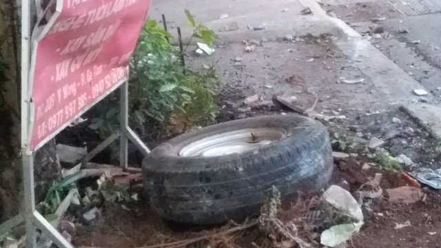 1 bánh trước của xe bán tải văng ra xa
