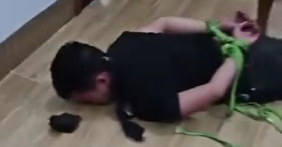 Người dân kịp thời trói kẻ gian để bàn giao cho công an. Ảnh: Chụp màn hình