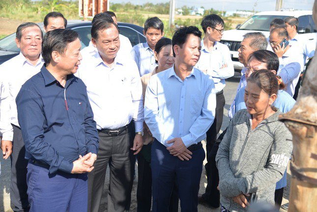 Phó Thủ tướng Trần Hồng Hà kiểm tra tình hình bảo đảm nguồn nước sinh hoạt, sản xuất, phòng chống xâm nhập mặn tại huyện Gò Công, tỉnh Tiền Giang.