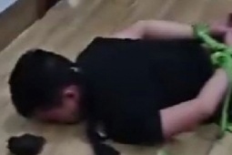 Pháp luật - Kẻ gian nấp trong nhà tắm, chờ chủ nhà đi ngủ rồi lao vào bóp cổ