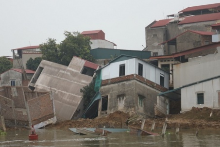 Hiện trường 5 ngôi nhà đổ nghiêng ở Bắc Ninh