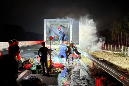 Xe tải bốc cháy trên cao tốc Dầu Giây - Phan Thiết, hàng hóa bị thiêu rụi