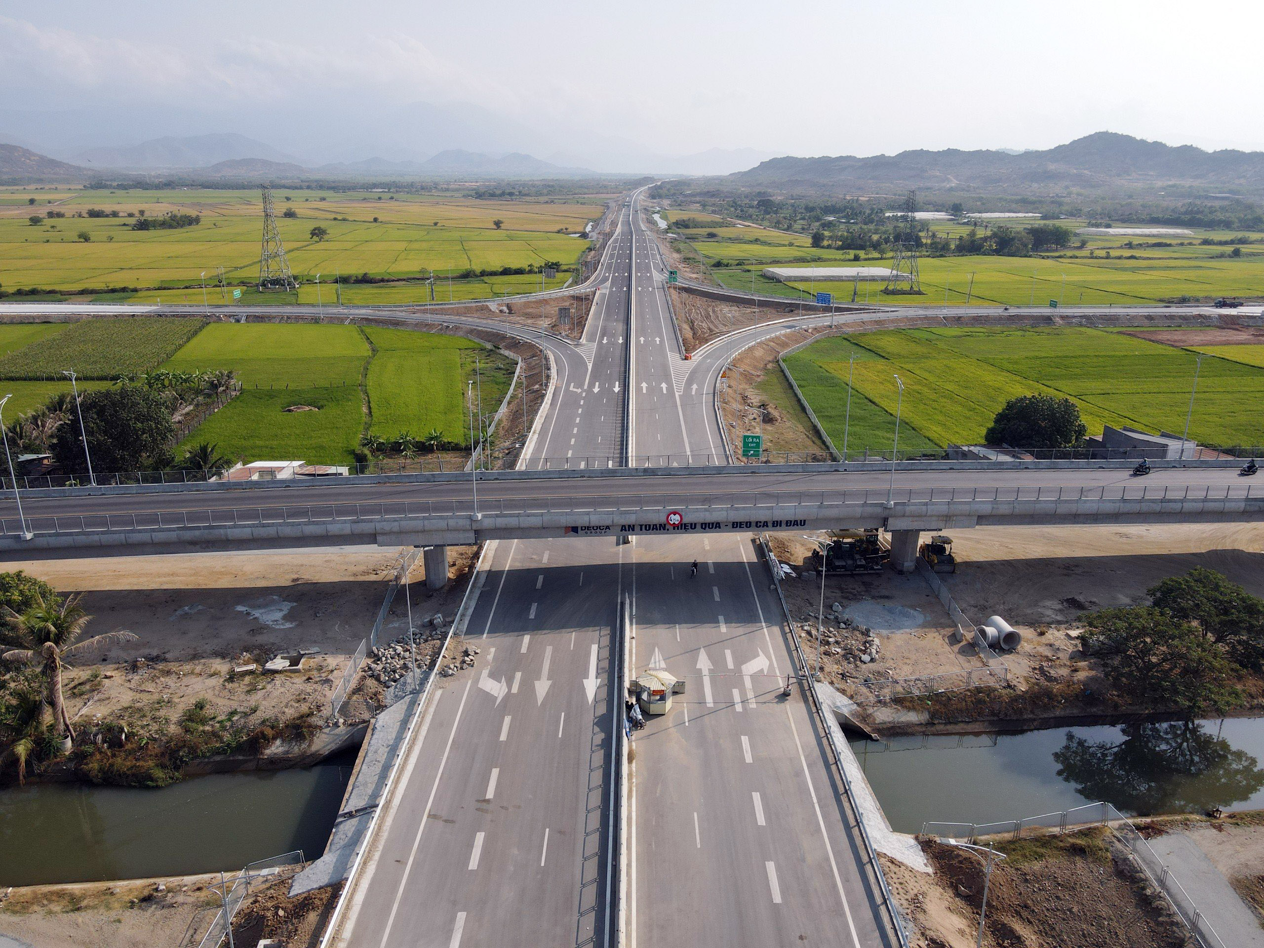 Cao tốc Cam Lâm - Vĩnh Hảo do liên doanh Tập đoàn Đèo Cả và Công ty 194 làm chủ đầu tư với tổng vốn 8.925 tỷ đồng theo hình thức hợp đồng đối tác công tư (PPP). Dự án đi qua 3 tỉnh, gồm: Khánh Hoà (5km), Ninh Thuận (63km) và Bình Thuận (12km).