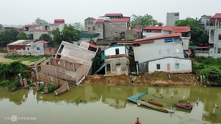 Hiện trường 5 ngôi nhà đổ nghiêng ở Bắc Ninh - 1