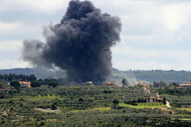 Khói bốc lên sau cuộc không kích của Israel ở miền nam Lebanon hôm 6/4/2024.