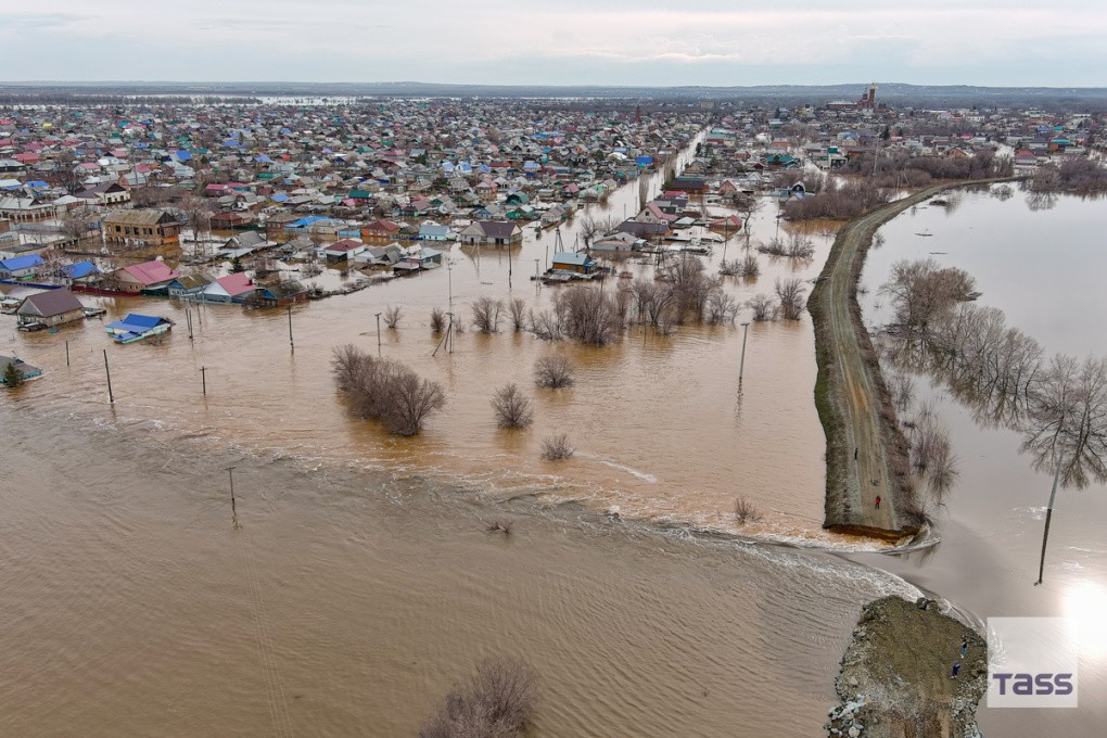 Hàng trăm căn nhà ở thành phố Orsk ngập trong nước lũ (ảnh: TASS)