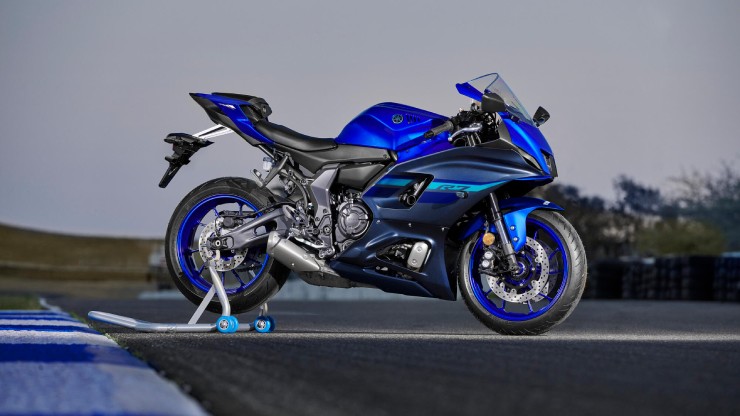 10. Yamaha YZF-R7 có tốc độ tối đa 130 MPH (209,2 km/h). Xe trang bị động cơ đôi xi lanh song song, 8 Valve, dung tích 689cc, cho công suất tối đa 72 mã lực.