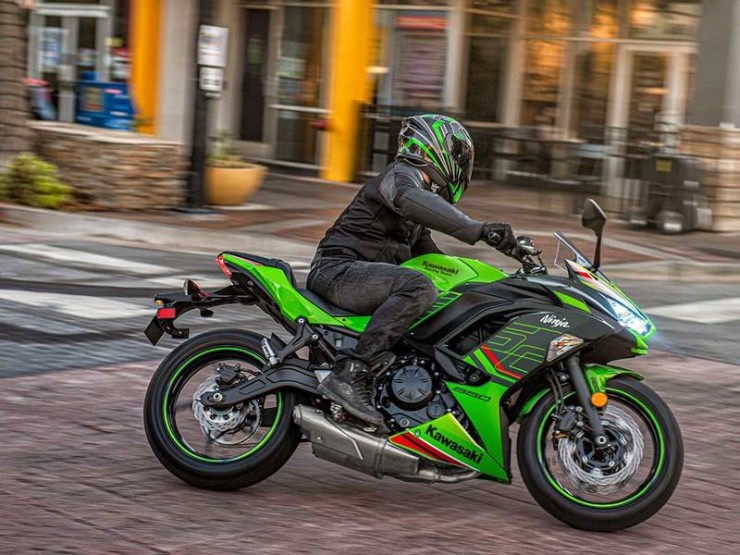 8. Kawasaki Ninja 650 đạt vận tốc cực đại 130.5 MPH (210 km/h). Xe sở hữu động cơ DOHC, đôi xi lanh, 8 valve, dung tích 649cc, cho công suất tối đa lên đến 67 mã lực.