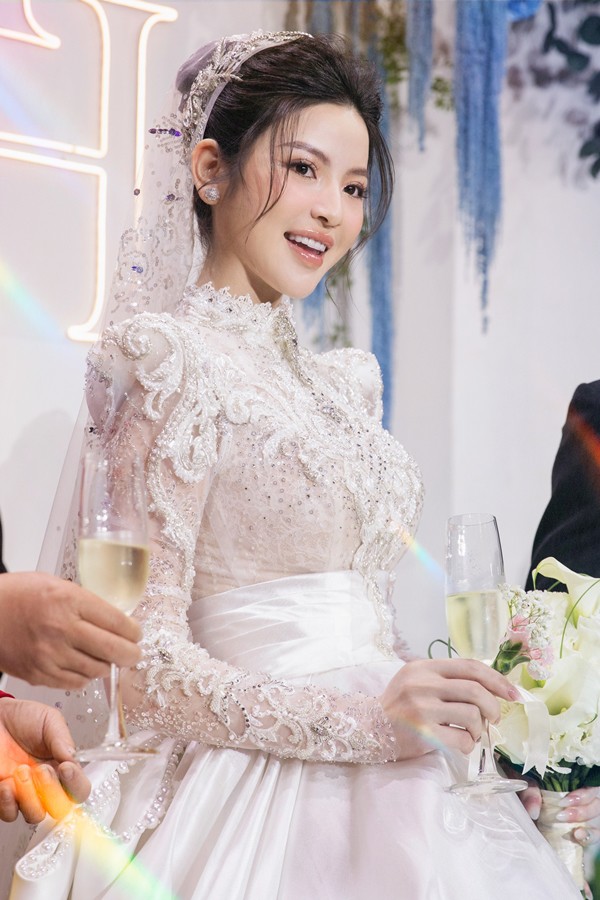 Cận cảnh chiếc váy cưới có giá 400 triệu đồng được&nbsp;Chu Thanh Huyền diện trong đám cưới.