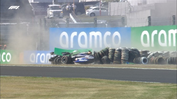 Ricciardo và Albon rời khỏi cuộc đua sau góc cua đầu tiên