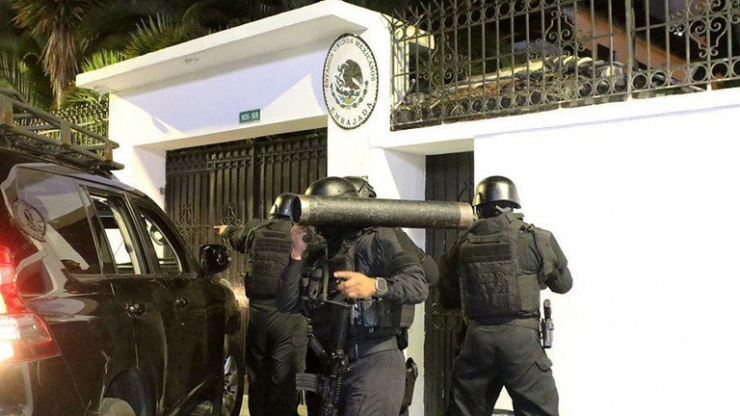 Cảnh sát Ecuador đột kích đại sứ quán Mexico ở Quito để bắt giữ cựu Phó Tổng thống Ecuador Jorge Glas. Ảnh: AFP