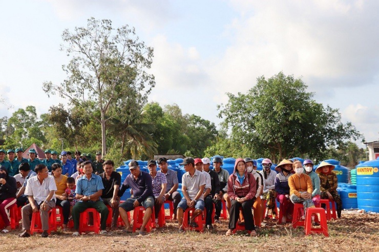 Người dân được cấp nước sạch từ 3 tàu chở nước của quân khu 9 sáng nay 8-4-2024. Ảnh: CTV.