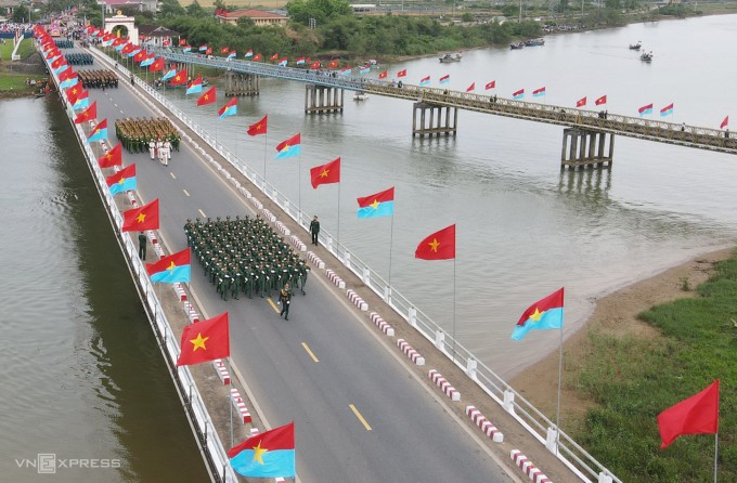 Diễu binh trên cầu Hiền Lương (Quảng Trị) dịp 30/4/2022. Ảnh: Hoàng Táo