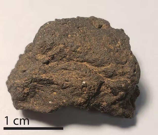 Một mảnh thủy tinh thiên thạch được tìm thấy ở Úc với 10% là vật liệu ngoài hành tinh - Ảnh: Geochimica et Cosmochimica Acta