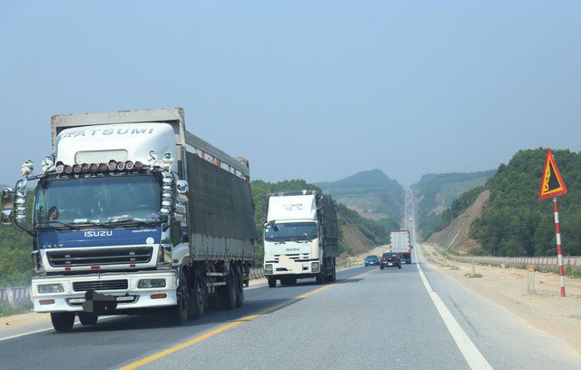 Mật độ phương tiện lưu thông trên tuyến cao tốc Cam Lộ - La Sơn khi chưa phân luồng