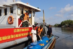 Tin tức trong ngày - 3 tàu chở nước của Quân khu 9 đã đến Cà Mau cấp cho đồng bào
