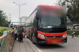 Tin tức trong ngày - Hà Nội: Xe khách 45 chỗ va chạm xe máy điện, 2 học sinh thương vong