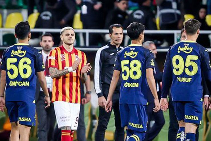 Fenerbahce (áo xanh đậm) cử đội U19 đi đá chung kết Siêu cúp Thổ Nhĩ Kỳ, thủng lưới chỉ sau 1 phút và lập tức bỏ dở trận đấu