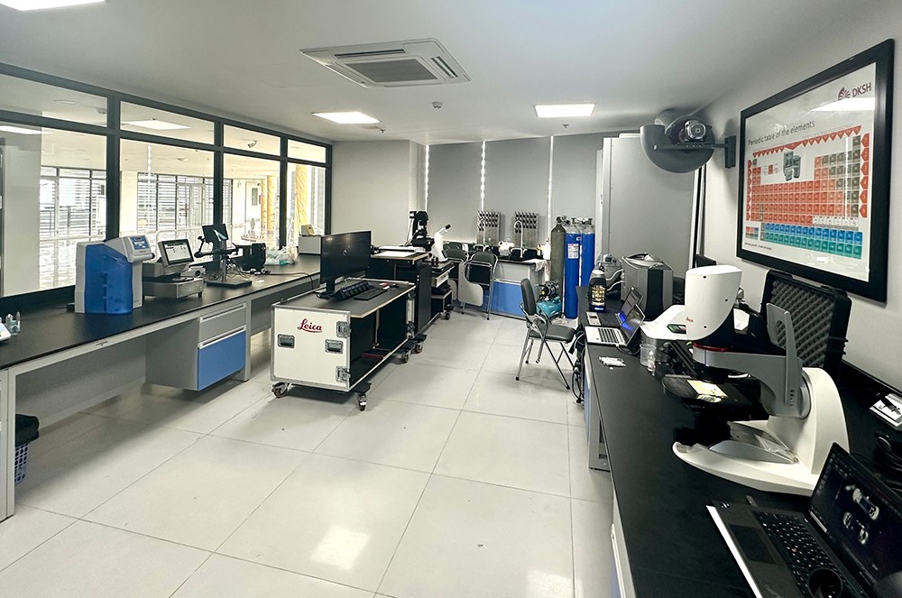 Phòng thí nghiệm thiết bị khoa học tại Viện Công nghệ cao trường Đại học Nguyễn Tất Thành với đa dạng các thiết bị hàng đầu. Đặc biệt là kính hiển vi đồng tiêu chất lượng cao của Leica Microsystems