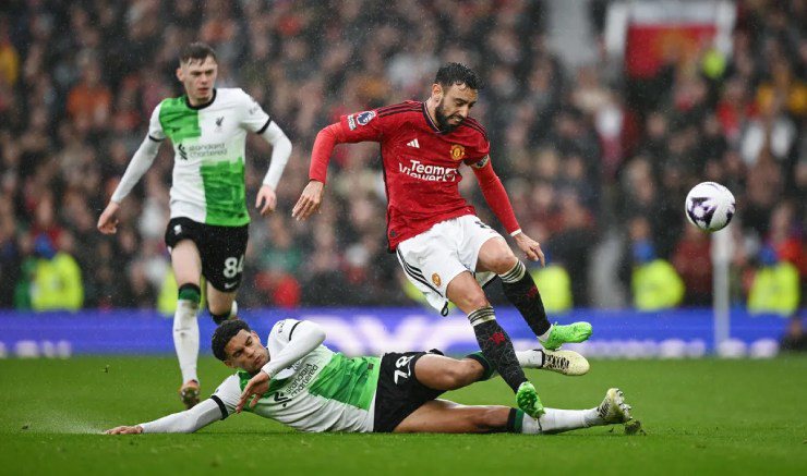 MU (áo đỏ) cầm hòa Liverpool ở Old Trafford