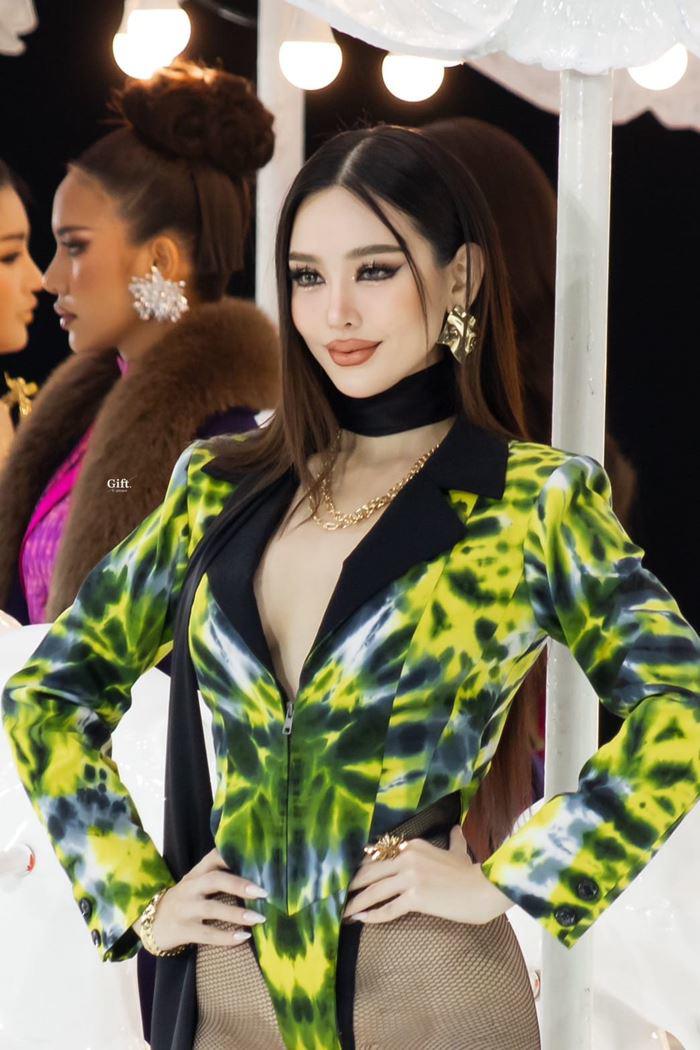 Trong sự kiện khai mạc cuộc thi&nbsp;Hoa hậu Hòa bình Thái Lan 2024, cô này chọn bộ cánh biến tấu từ áo tắm một mảnh, để&nbsp;hở nội y, gây phản cảm.&nbsp;