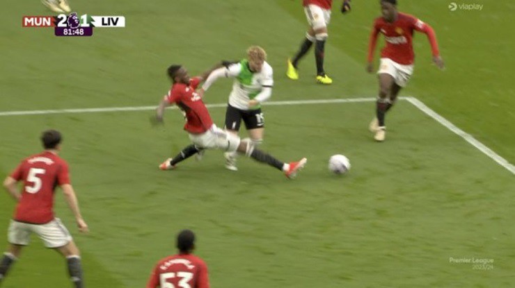 Tình huống Wan Bissaka khiến MU phải chịu quả penalty trước Liverpool