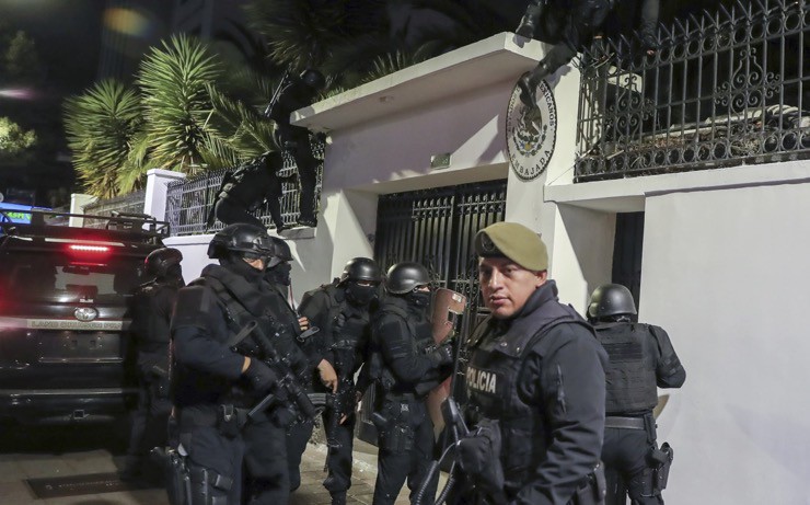 Lực lượng an ninh Ecuador đột kích Đại sứ quán Mexico ở thủ đô Quito vào ngày 5/4/2024.