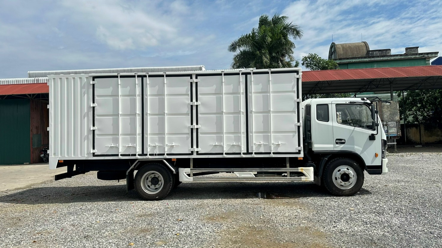 Đồng vàng D8 thùng kín