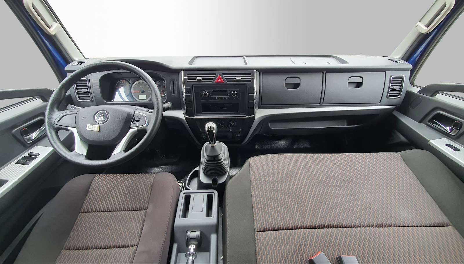 Nội thất bên trong cabin xe Đồng vàng D8