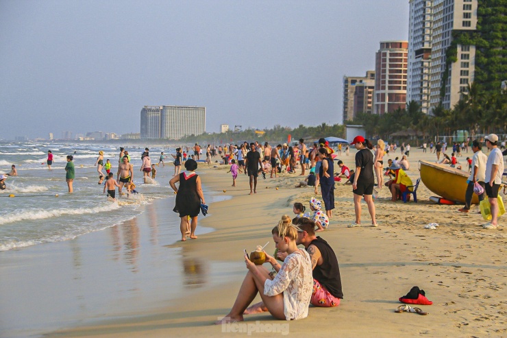 Ghi nhận của phóng viên, những ngày qua, nắng nóng gay gắt kéo dài khiến nhiều người đổ xô ra biển để tránh nóng. Từ 15h chiều các bãi biển Mỹ Khê, Phước Mỹ, Mân Thái (TP. Đà Nẵng) đã đông nghịt người.