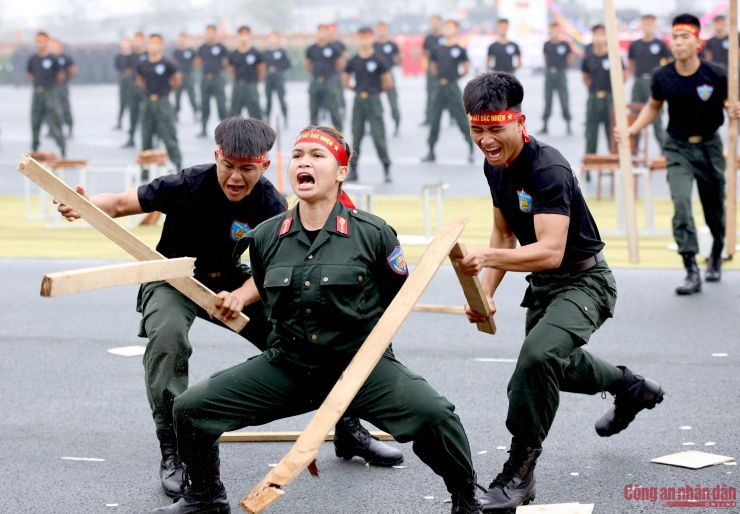 Trung sĩ A Đát H’ Thuỷ, Tiểu đoàn Cảnh sát Đặc nhiệm số 3 (Bộ Tư lệnh CSCĐ) với phần biểu diễn võ thuật, khí công dùng tay và chân đỡ đòn đánh khiến những khúc gỗ gãy đôi.&nbsp;