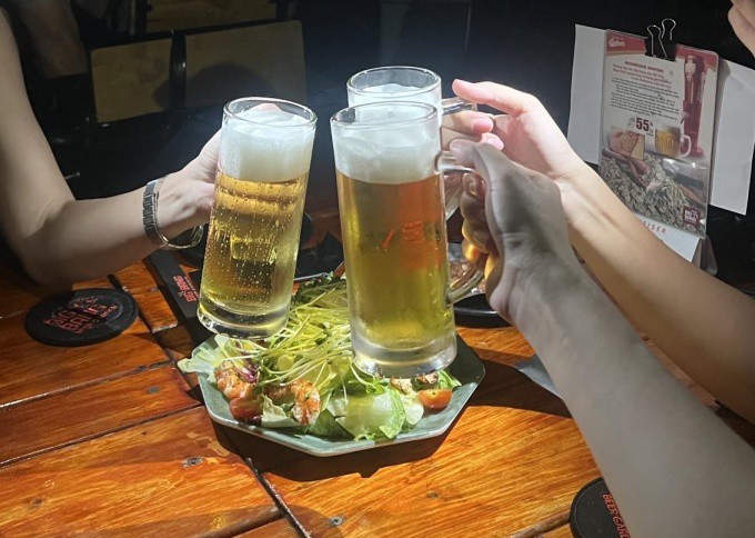 Uống bia rượu thường xuyên không tốt cho da. Ảnh: Ngọc Phạm