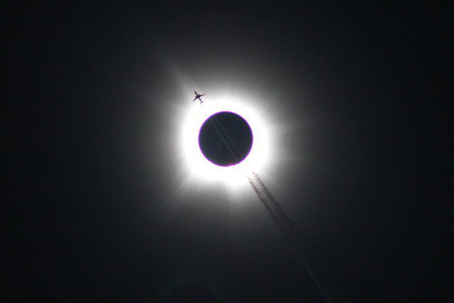 Một chiếc máy bay "xuyên" nhật thực theo góc chụp từ TP Jonesboro, bang Arkansas - Mỹ - Ảnh: Kendall Rust/X