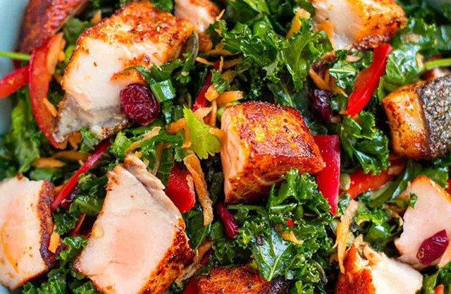 Salad cá hồi, đậu với cải Kale