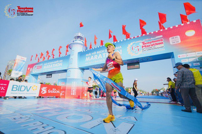 Vận động viên Nguyễn Văn Long vô địch Tiền Phong Marathon ở tuổi 39